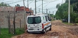 Bomberos tuvieron que sacar a una ambulancia que quedó atascada en el barro