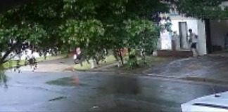 (Video) Inseguridad: Motochorros aprovecharon un garaje abierto para robar