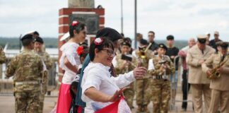 Con un emotivo desfile y un show musical culminaron los festejos en Colón