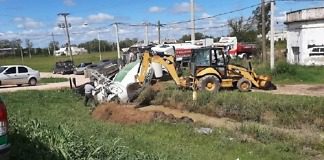 Un camión cargado de hormigón volcó en acceso a Concepción