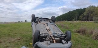 Autovía: Un vehículo despistó y quedó con las ruedas para arriba