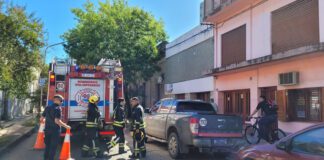 Rescataron una persona mayor que quedó en el exterior de un balcón