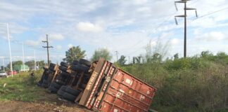 Un camión despisto y volcó en la autovía, acceso a Federación