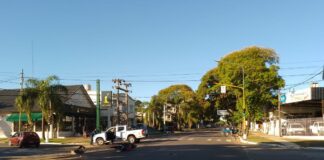 Un automovilista ebrio giro en “U” y no advirtió que venía una moto, hay lesiones graves