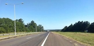 Despiste y vuelco en la autovía, por imprudencia de un camión