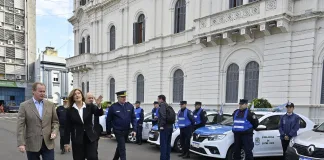 Bordet encabezó la entrega de móviles y equipamiento a la Policía