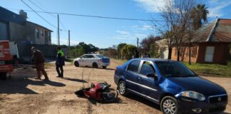 Un motociclista resultó con lesiones tras colisionar un auto