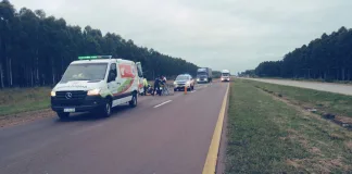 Iban en moto por la Autovía y se les reventó una cubierta