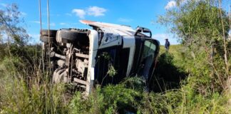 Un camión despistó y volcó en la autovía
