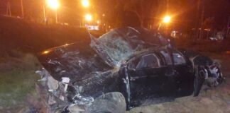 Conductor en grave estado, tras chocar una columna de alumbrado y dar varios vuelcos