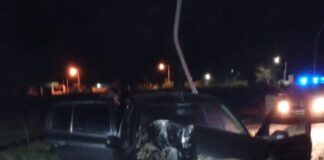 Se quedó dormida y chocó contra una columna de alumbrado publico