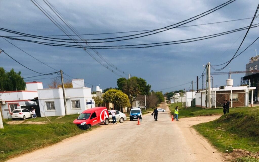 Una camioneta de encomienda protagonizó un accidente, hay una persona hospitalizada