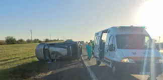 Un vehículo despistó y volcó en la Autovía