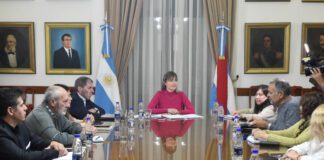 La provincia aumentó la propuesta para los estatales y los gremios aceptaron