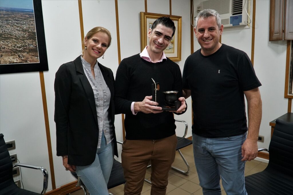 José Luis Walser recibió a escritor colonense que ganó premio internacional