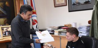 Thiago Martínes fue recibido por el Intendente tras coronarse campeón de básquet U21