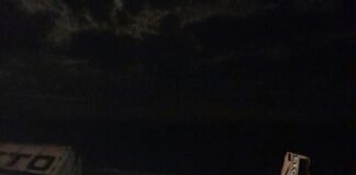 Un camión volcó en la madrugada de este viernes en la Autovía Artigas