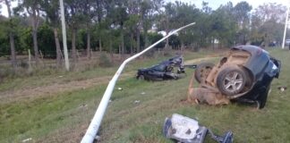 Joven en grave estado, tras chocar una columna de alumbrado y partiendo el auto en dos