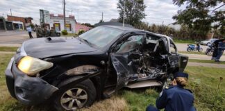 Una camioneta con tres personas, colisiono contra un tren de cargas