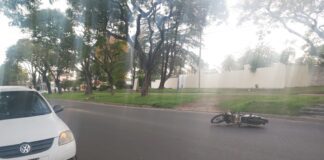 Choque entre un auto y una moto, con un lesionado grave