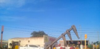 Una camioneta se chocó y volteo una torre de alta tensión