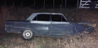 Perdió el control de su auto en un camino de ripio, termino contra una alcantarilla y se encuentra grave