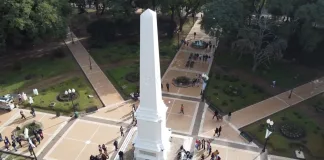 Blanca y radiante luce la pirámide de Plaza Ramírez tras su puesta en valor