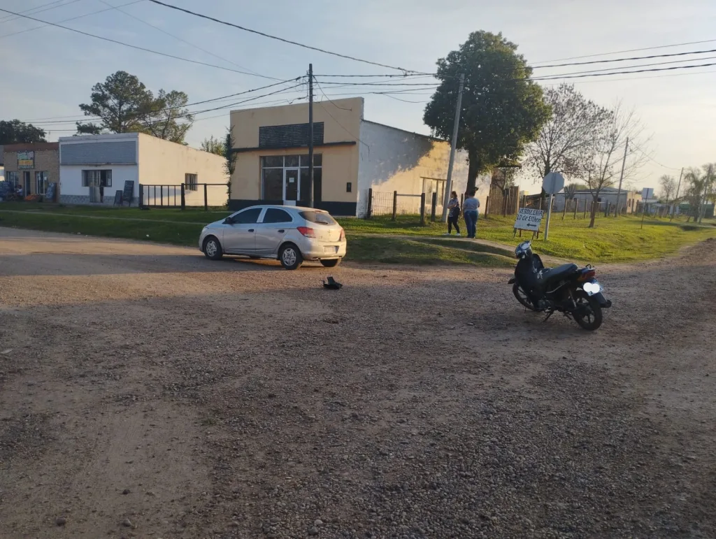 Un motociclista sufrió lesiones graves al chocar un automóvil