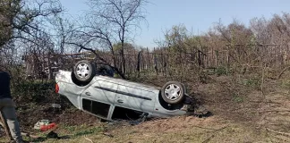 Una conductora sufrió un despiste y vuelco en un camino vecinal