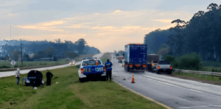 Esta mañana; Una maestra despistó y volcó en la Autovía Artigas