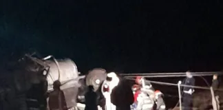 Un camión cisterna despistó y volcó, el chofer se encuentra en estado reservado