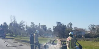 Un auto uruguayo se incendió en Ruta 14 con pérdidas totales