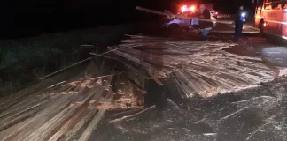 RN12: Un camión perdió parte de su carga y provocó daños en tres vehículos