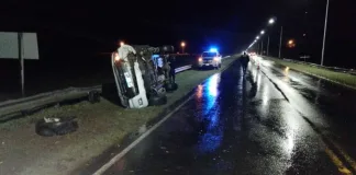 Federación Ruta 44: Por un espejo de agua una camioneta perdió el control y volcó