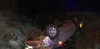 Una camioneta volcó y su conductor debió ser rescatado