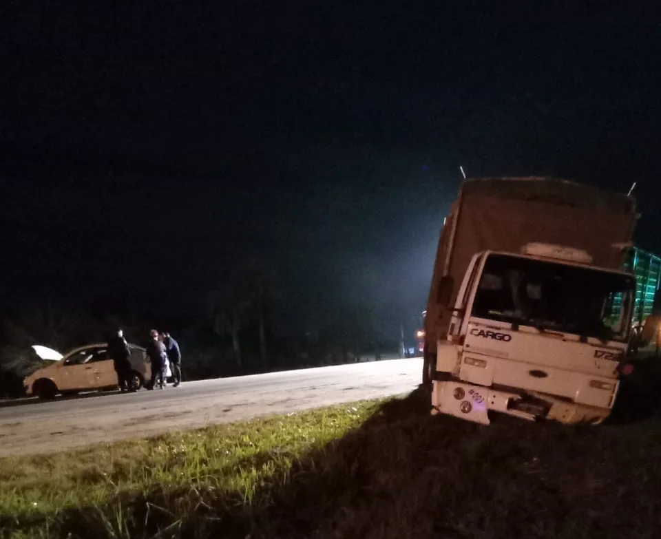 San José: Choque en entre un camión y un auto en ruta 130 – Uruguayenses