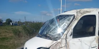 Un furgón se chocó el guardarriel en el acceso a Chajarí, venia a alta velocidad