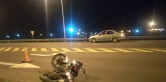 Accidente de transito entre un auto y una moto, con un hospitalizado