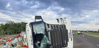 Camionero quedó dormido, mordió la banquina, despisto y volcó en la Autovía, iba cargado de verduras