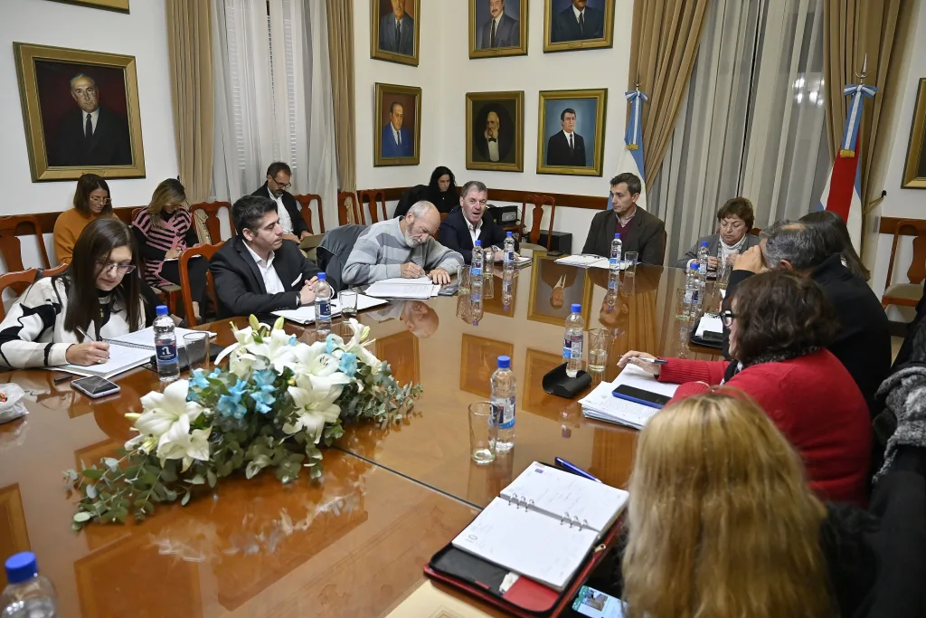 La provincia convoca al diálogo a los gremios estatales y docentes ...