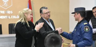 Reconocimiento a un funcionario de la Jefatura Colón por parte de un edil de la República Oriental del Uruguay