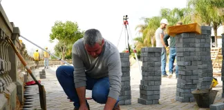 El Intendente de Colón invita a dejar una huella colocando un adoquín en la Costanera