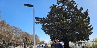 Se instalan nuevas luminarias en la costanera Quirós