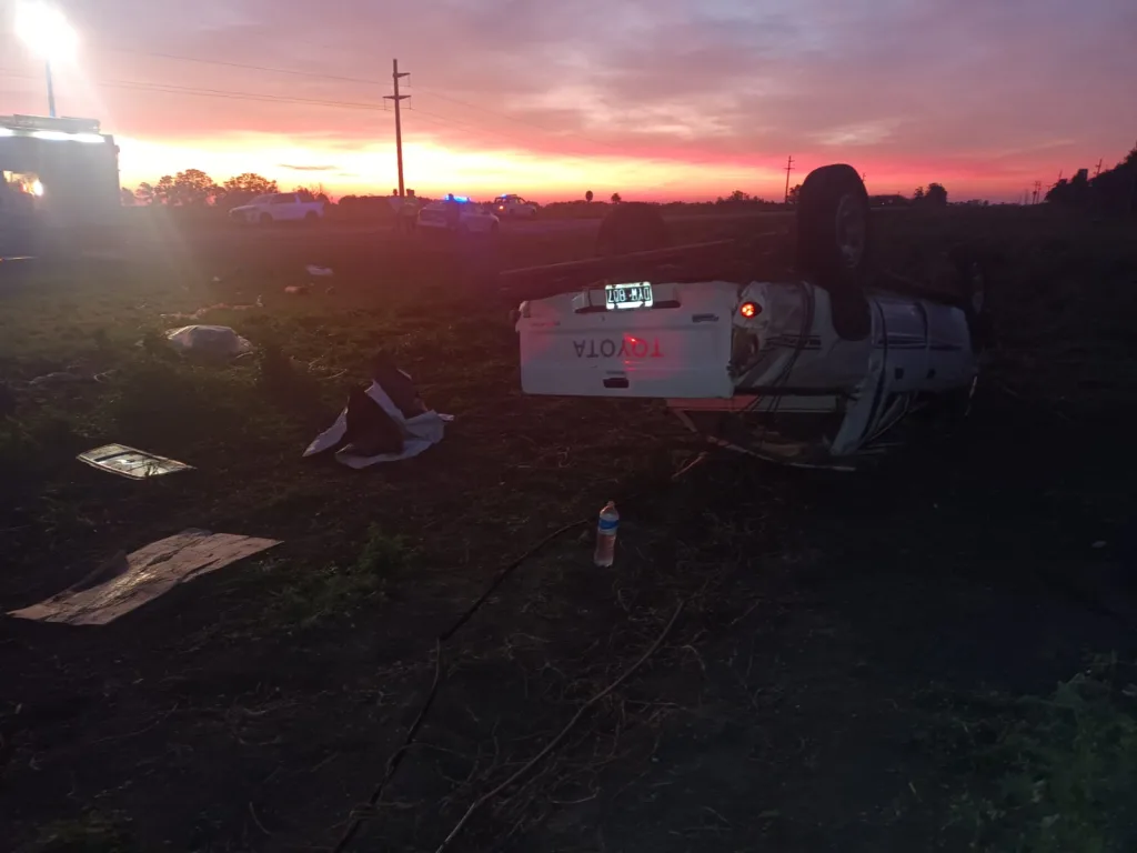 Una camioneta volcó con cinco trabajadores en ruta 12, uno permanece grave