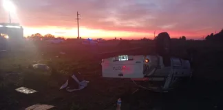 Una camioneta volcó con cinco trabajadores en ruta 12, uno permanece grave
