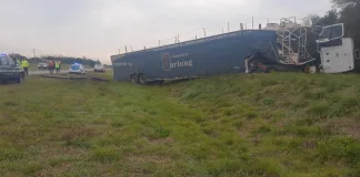 Un camión se le reventó un neumatico se cruzó de carril y volcó
