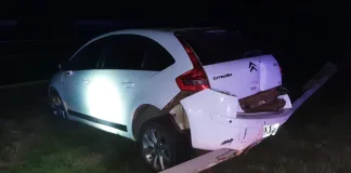 Un conductor impacto contra el guardarraíl en Ruta Nacional 12