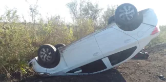 Un conductor perdió el control de su auto y término volcando
