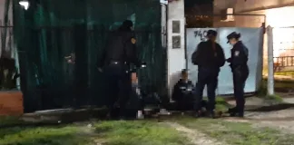 La policía demoró a dos menores tras amenazar a una joven con una faca