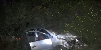 Un joven automovilista mordió la banquina perdiendo el control golpeando una columna del carril contrario
